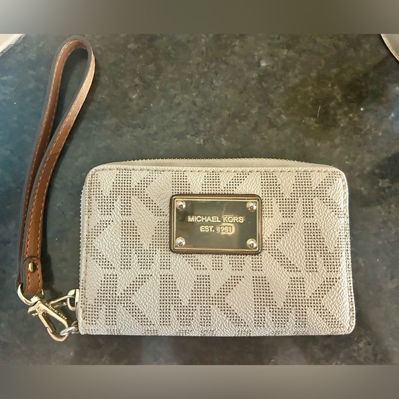 Michael Kors Handbags - Michael Kors Cream Signature Wristlet Wallet